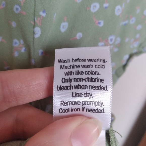 So Goods for Life Green and Blue Floral V Neck Cropped Blouse Size Small - Picture 3 of 11